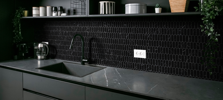 NERO MARQUINA LOOK MIX RECYCLED GLASS FEATHER MOSAIC